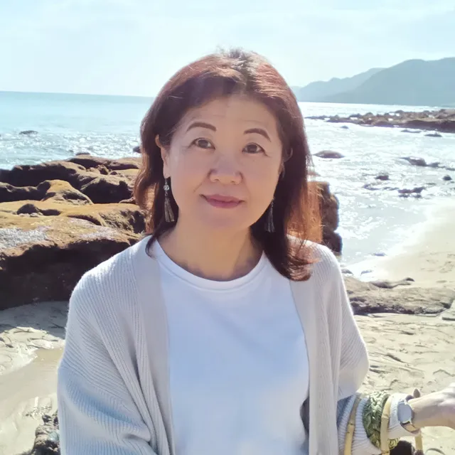 50歳からの女性の人生を輝かせるフラワーエッセンス＊デザイナー HIROE